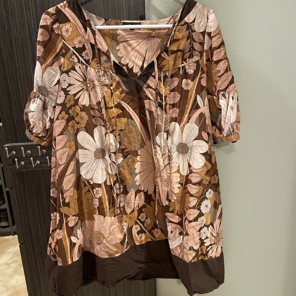 Cute boho style blouse with 70s like floral print